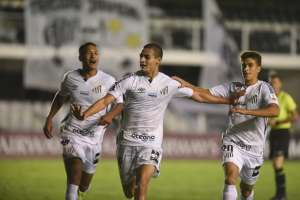 Sem Luan Peres, jovem zagueiro do Santos comemora chance com Fernando Diniz