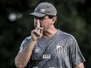 'O Santos tem jogador que sabe fazer gol, mas não está acontecendo', diz Diniz