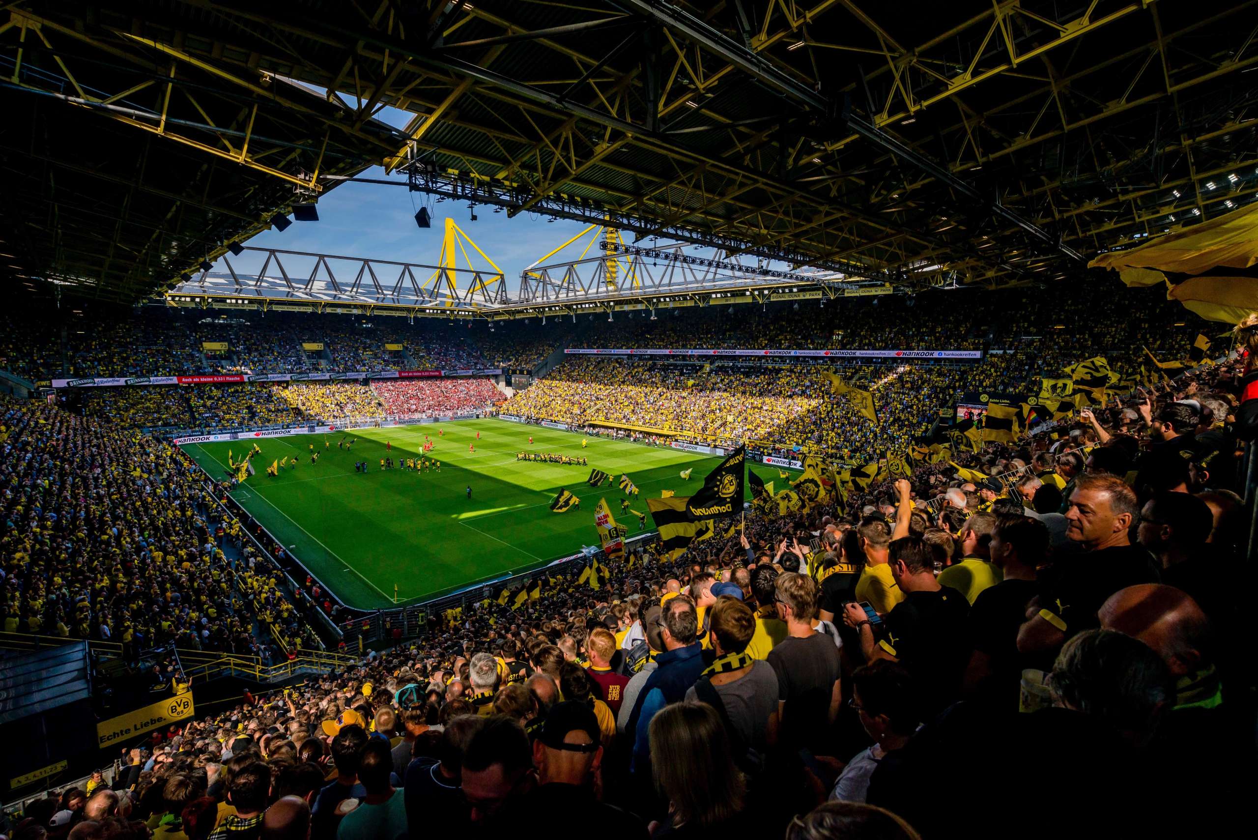 Alemão: Estádios têm permissão para receber até 25 mil torcedores