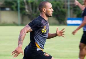 Após rescindir com o Sport, lateral entra na mira de rival do Brasileirão