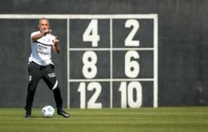 Sylvinho evita projetar esquema com Giuliano e Renato antes da liberação da dupla no Corinthians