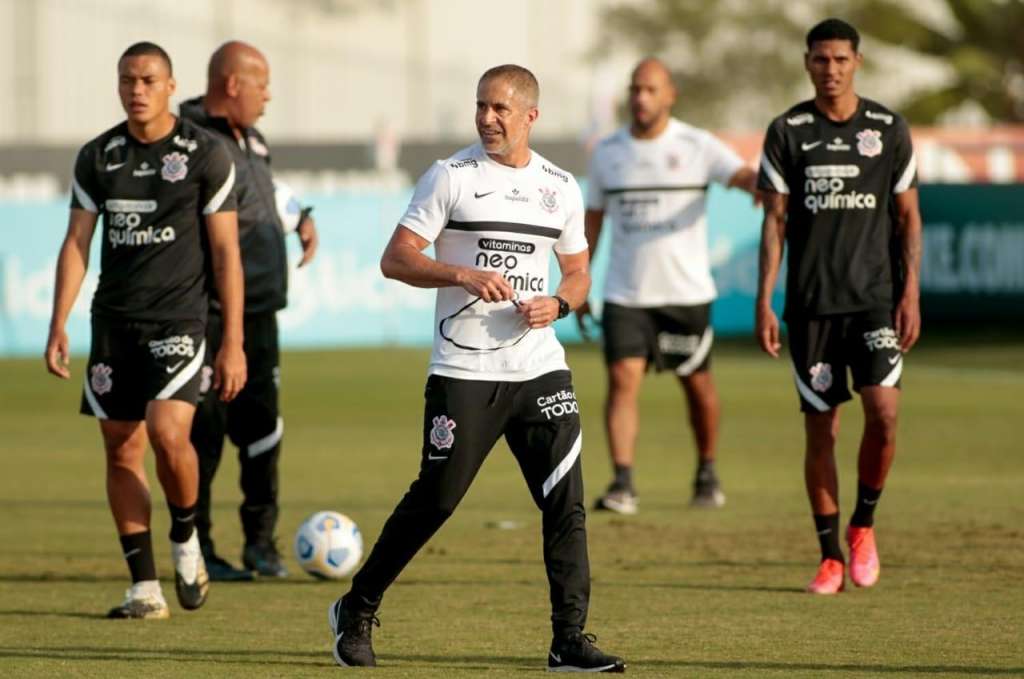 Sylvinho reconhece baixo nível do clássico entre Corinthians e São Paulo: ‘Parte técnica não prevaleceu’