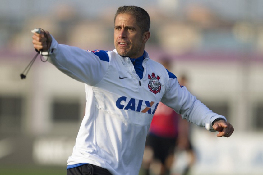 Satisfeito com evolução do Corinthians, Sylvinho não descarta ser mais ofensivo