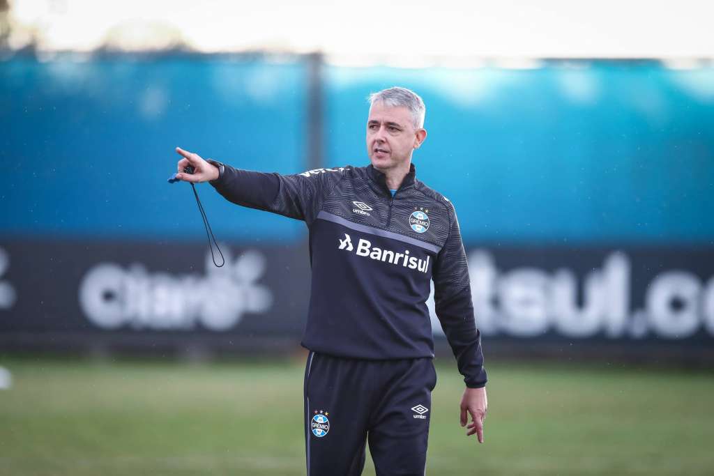 Na lanterna do Brasileirão, Grêmio dá voto de confiança a Tiago Nunes