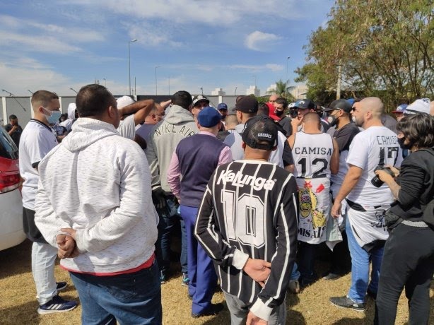 Organizadas do Corinthians protestam no CT contra diretoria e carência de futebol