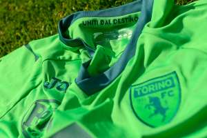 Clube da Europa lança camisa em homenagem à Chapecoense, que agradece: 