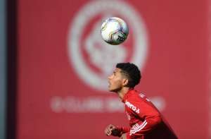 Time de brasileiros na Europa acerta com lateral do Internacional