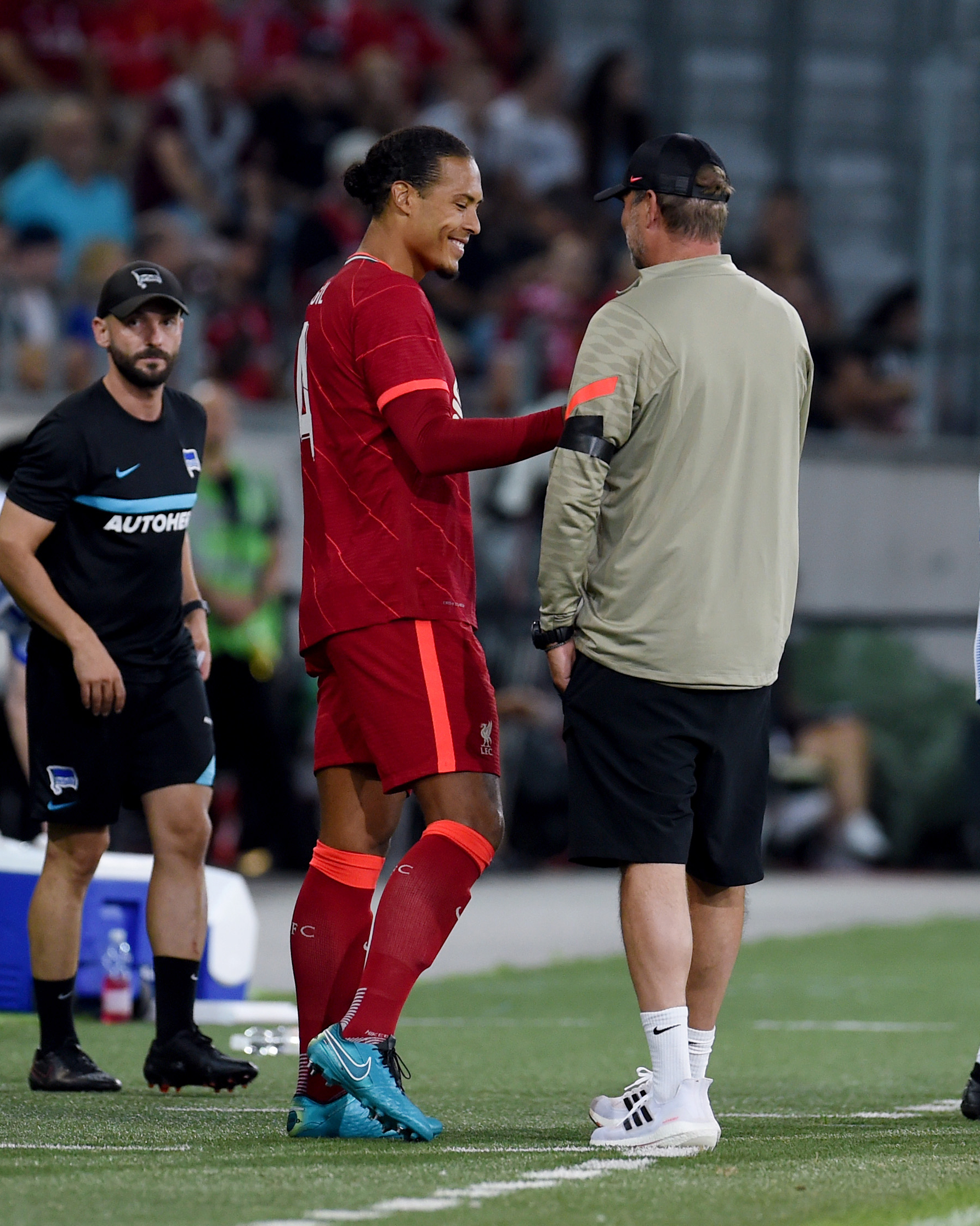 Após 285 dias de grave lesão, Van Dijk volta a jogar pelo Liverpool em amistoso