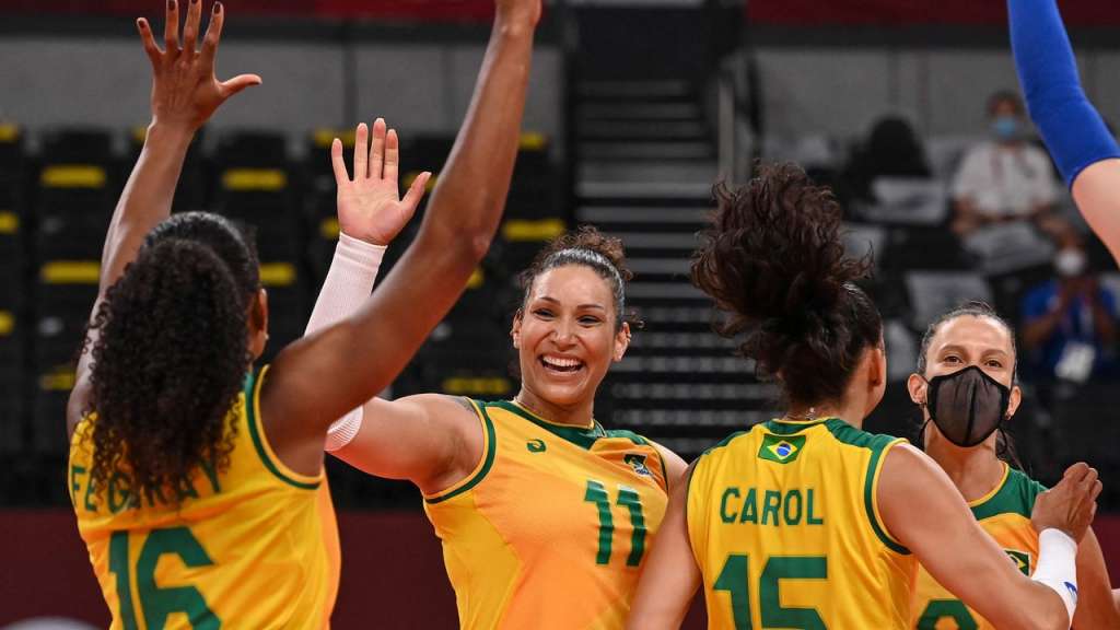 Olimpíadas: Seleção feminina de vôlei oscila, mas bate forte Sérvia e lidera grupo em Tóquio