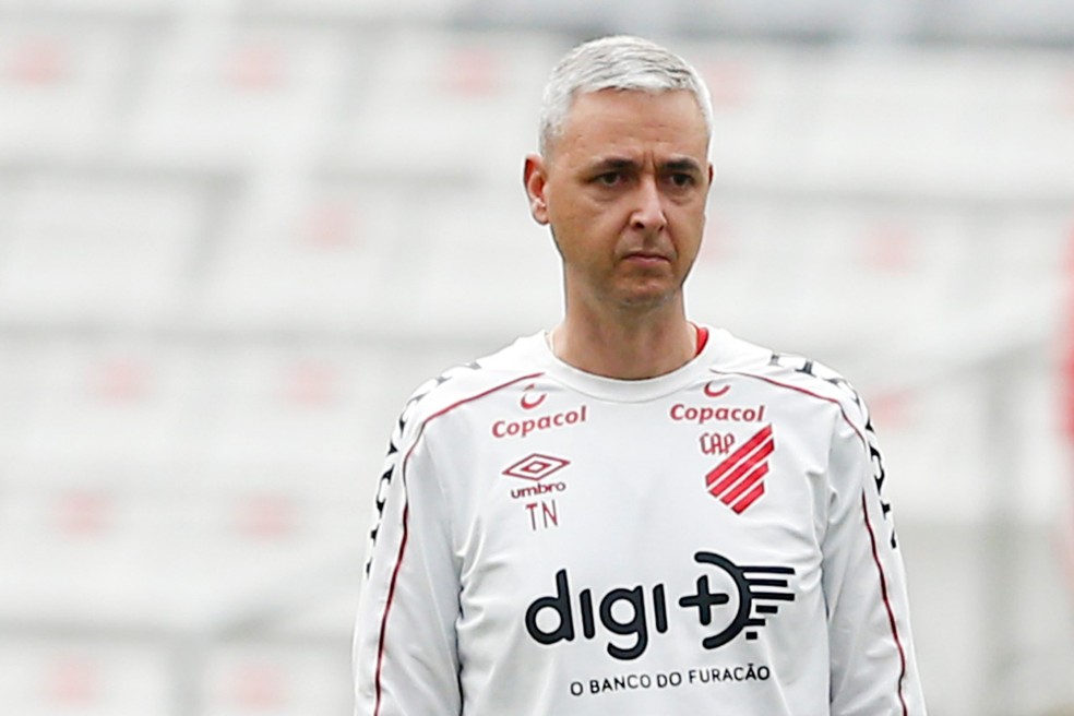 Após briga judicial, Tiago Nunes entra em acordo com Athletico-PR