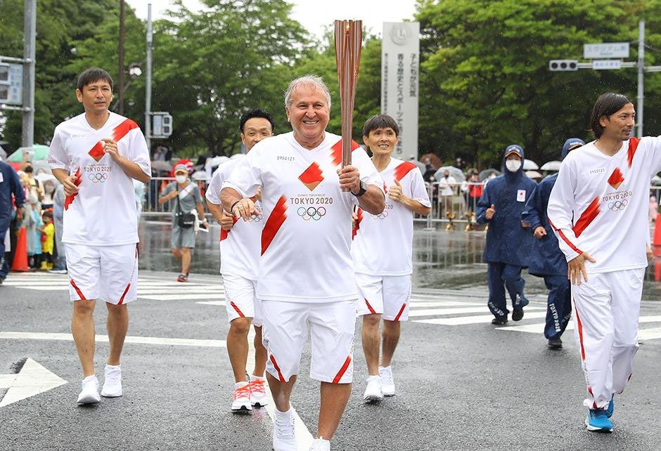 Ídolo no Japão, Zico participa de revezamento da tocha olímpica em Kashima