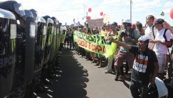 Manifestantes fazem protesto em frente ao Estádio Nacional de Brasília