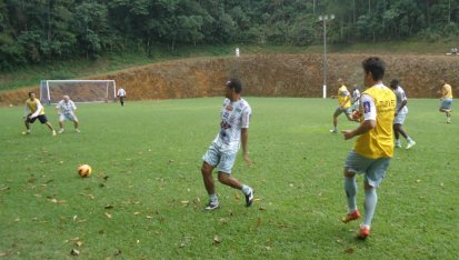 Série D: Zagueiro vence duelo particular com atacante no rachão do Tupi 2 0002048076509 img