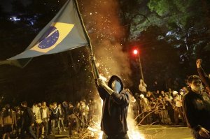 Brasileiros ameaçam protestar na sede da Fifa e são reprimidos