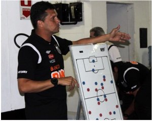 Após desistir de argentino, Santos eleva peso de interino