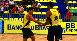 Vôlei de praia: Brasileiros vencem na praia após set com 70 pontos 2 0002048077857 img