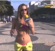 É striptease? Repórter musa tira roupa em matéria da Copa das Confederações