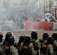 Brasil 2013: Manifestantes e PM travam conflito fora da Fonte Nova