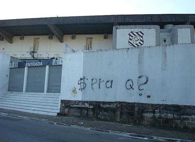 Série B: Torcida do Figueirense protesta e picha muro do estádio