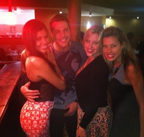 Craques da Seleção festejam vitória com farra, whisky e, claro, muitas mulheres