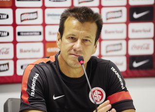 Técnico faz testes e treina Inter com três volantes