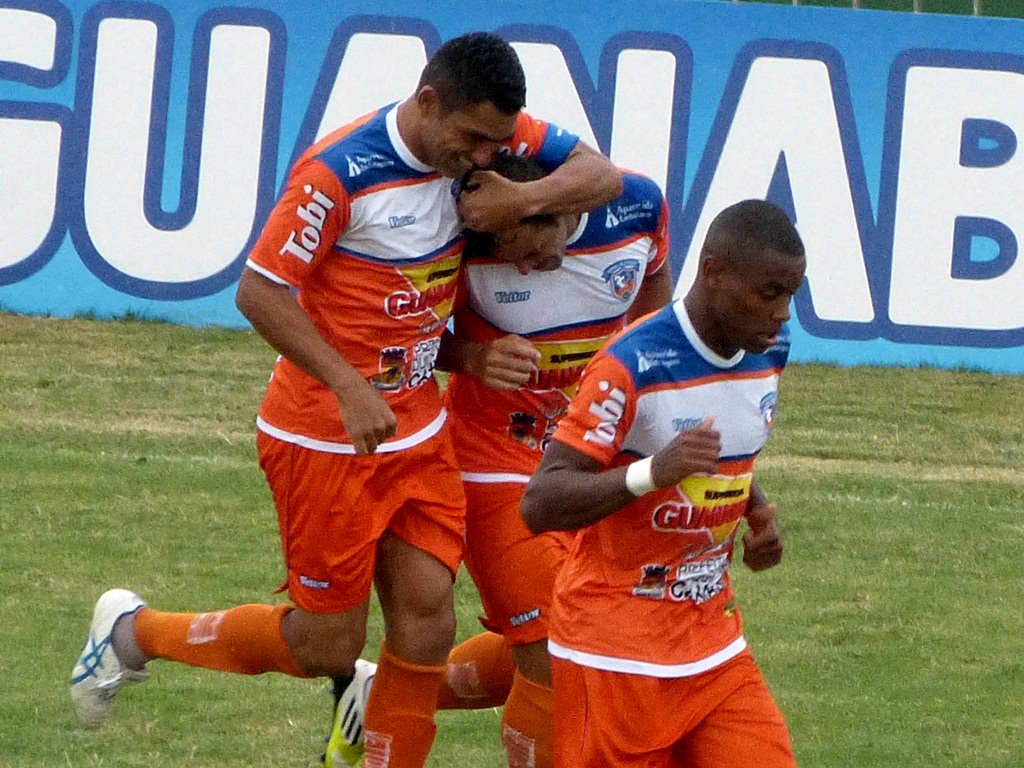 Duque de Caxias acerta com três jogadores de rival da Série C