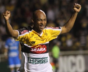 Goiás deve anunciar meia-atacante encostado em rival do Brasileirão