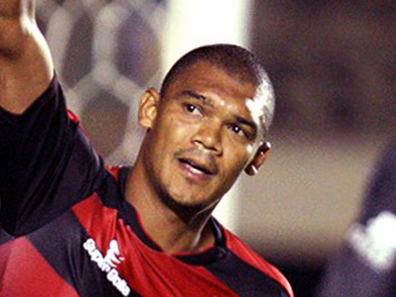 Sem salários, lateral entra na Justiça e rescinde com o Vasco