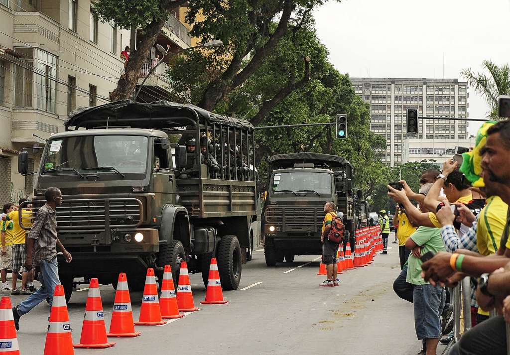 Brasil 2013: Antes da final, cerca de 30 torcedores invadem a CBF