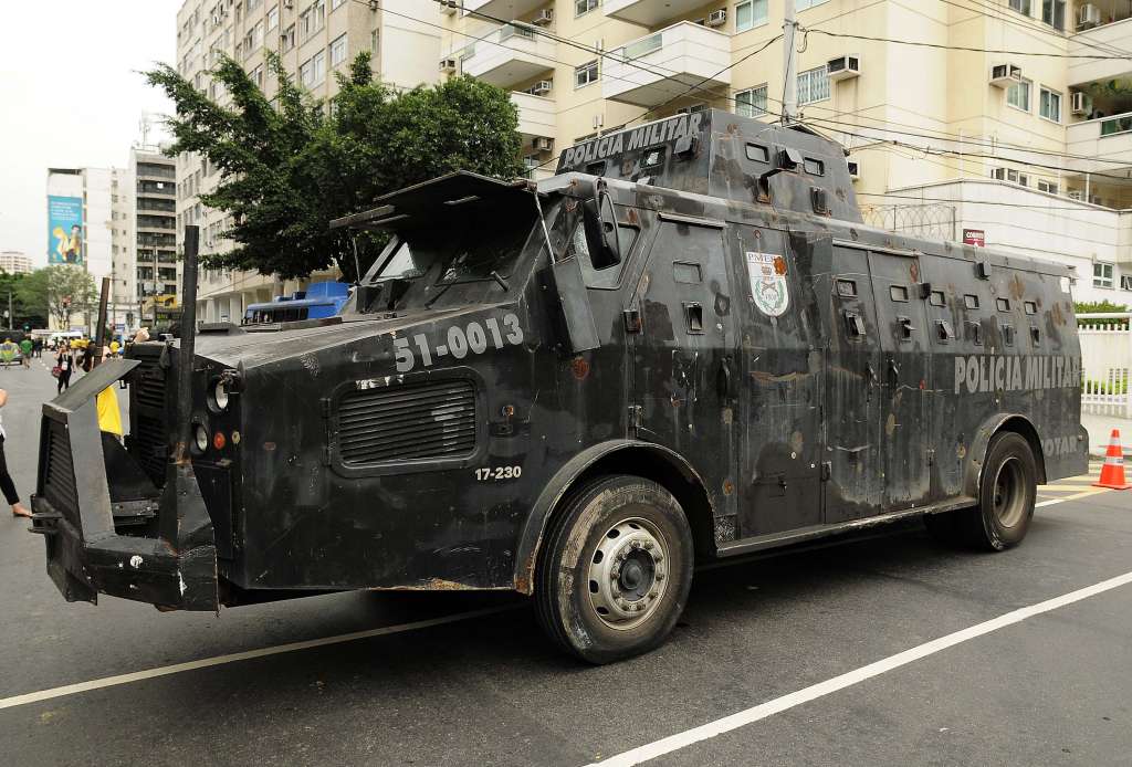 Brasil 2013: Barreira policial impede acesso do protesto ao Maracanã