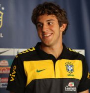 Ex-Seleção, zagueiro do Napoli capota carro no interior de São Paulo