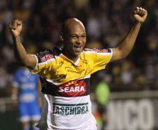 Atacante rescinde com Criciúma e é aguardado no Goiás