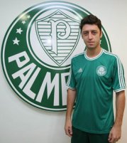 Palmeiras oficializa contratação de ex-meia do Botafogo