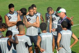 Fluminense faz coletivo ainda sem trio da seleção