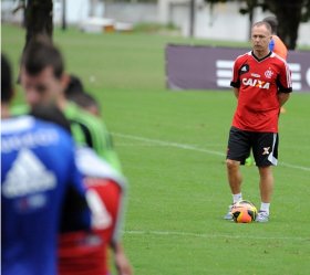 Flamengo faz treino tático com 29 jogadores em campo