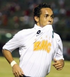 Em crise financeira, Coritiba vende destaque para futebol árabe