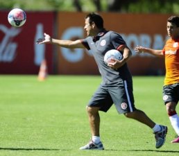 Dunga testa troca de posições entre lateral e meia no Inter