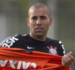 Lesão dá tempo para atacante do Corinthians definir seu futuro
