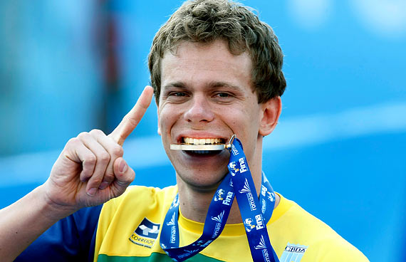 Natação: Cesar Cielo fatura o ouro nos 50m borboleta na França