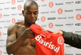 Volante rescinde com clube espanhol e assina com Vasco