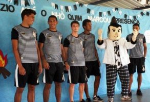 XV de Piracicaba visita escola do bairro Parque Chapadão
