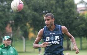 Goiás negocia zagueiro com Inter e pode receber gringo e ex-Timão