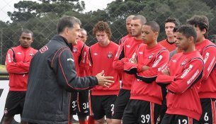 Atlético-PR demite técnico após novo tropeço no Brasileirão