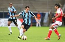 Renato escala Grêmio com volta de ex-Santos ao meio