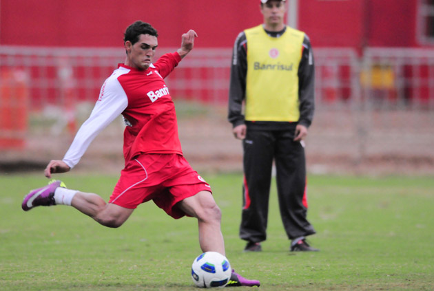 Portuguesa acerta com atacante de rival do Brasileirão