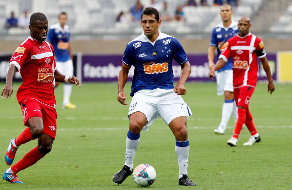 Malas prontas! Diretoria do Cruzeiro negocia meia com futebol ucraniano