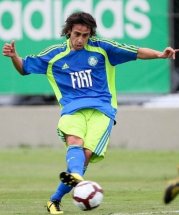 Técnico do Chile faz elogios a Valdivia no Pacaembu