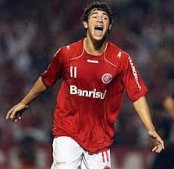 Santos tenta contratar ex-Inter com ajuda de parceiro