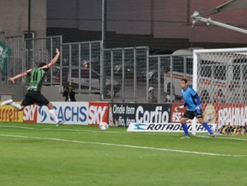 América-MG 2 X 2 Bragantino – Coelho chega aos 4 meses sem vencer no Independência