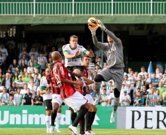 Coritiba 1 x 0 Atlético-PR – Vitória do melhor em campo, mas com direito a susto
